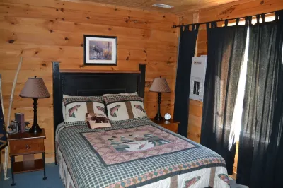 BUCK FALLS LOG CABIN, 5 bedroom Chalet RETREAT between Highlands and Franklin NC 트레일헤드 포르 옐로 마운틴 트레일 주변 호텔