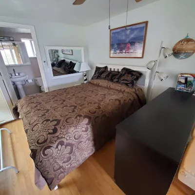 Beach Surfer Bungalow 16 blocks from beach, pool and private yard and patio