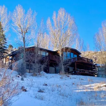 Luxe Vail! 5 Minutes to Town. Dual Primary - Hot Tub - Free Ski Bus! Sleeps 10
