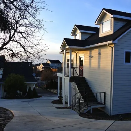 Large Private Carriage-House Retreat with Amazing Views