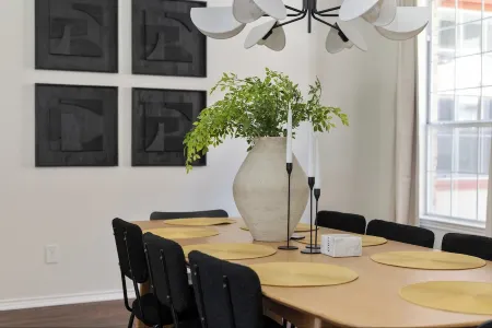 NEW King Bed Citrus Serene on Flower Mound Отели рядом с достопримечательностью «Stay N' Play»