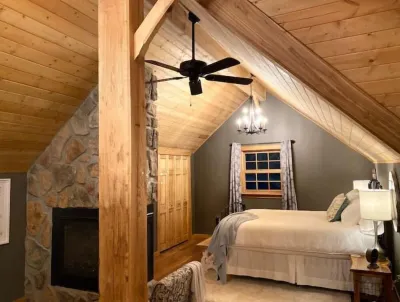 Luxury Suite on 7 Acres of Woods! Fireplace, Whirlpool!