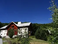 Comfortable "5 people" near the piste and ski school. Free underground parking Hotels in Valloire