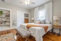The White House - Remodeled quaint  home with spacious yard - 2.5 miles from UF 大眾超市（獵人十字店）附近的飯店