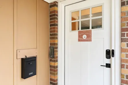 Highland Park Hideaway- Standing Desk + Monitor + Private Laundry + Bonfire Pit