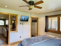 Gowdy Suite 1, King Bed, Hot Tub, Screened  Porch,  Free wifi.