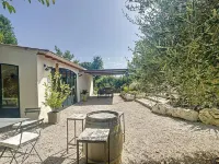 Gite au Calme Avec Piscine Hotels in Noves