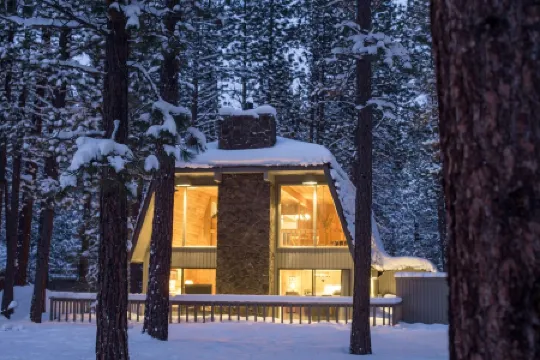 Exceptional Home Near SR Village / Best Rates! / Hot Tub / Sharc / AC / Wi Fi