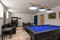 Apartment in top location with sauna and rooftop lounge for families and active vacation groups Hotels in Grossschonau