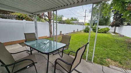 Old Town Modern 2bed/1bath home with patio & yard Отели рядом с достопримечательностью «Mountain View Event Center»