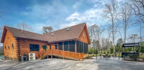 Fox Den Cabin Sleeps up to 18 ADA Compliant main floor w/ Hot Tub - Hytter