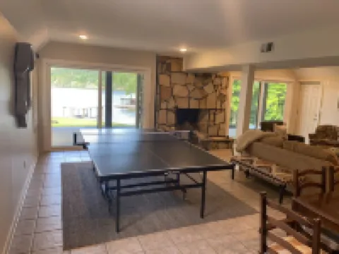 Luxurious Lakefront Retreat