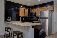 Cozy 4-bedroom house in wonderful San Antonio with WiFi, AC, and pet friendly. Hotels in Leon Valley