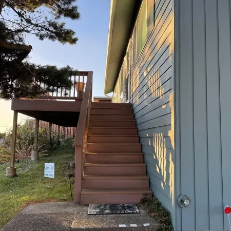 Gem of Yachats! Great view and location, dog friendly and cozy fireplace!