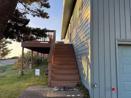 Gem of Yachats! Great view and location, dog friendly and cozy fireplace! Отели рядом с достопримечательностью «Яхайк Трейл»