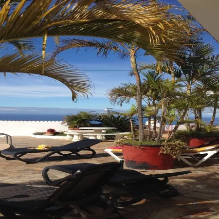TENERIFE-CANARIAS-HOUSE - POOL-WITH-SALT-WATER-LARGE-GARDEN.