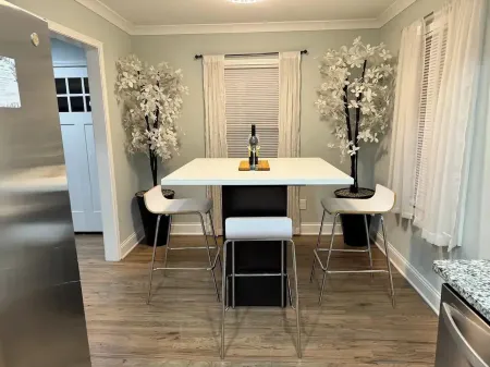 Charming 2-bedroom house with AC and WiFi in marvelous Uptown Charlotte Отели рядом с достопримечательностью «Спектрум-центр»