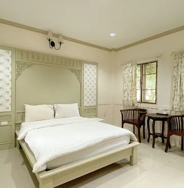 ห้องเตียงใหญ่พร้อมวิวสวนหย่อม