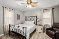 Downtown, museums, MTB, & more! 4BR/3.5BT, pickleball, basketball, & game room!
