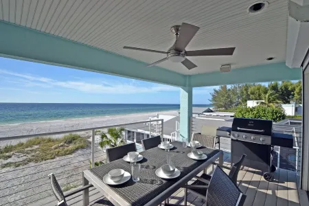 BEACHFRONT HOUSE DIRECTLY ON SOFT SUGAR WHITE SANDS Отели в г. Холмс Бич