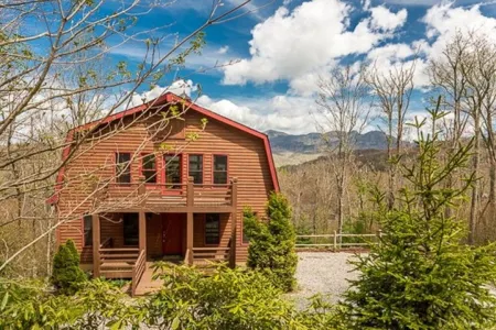 Upscale Sugar Mtn Home w/Amazing View, Hot Tub, Ping Pong Отели рядом с достопримечательностью «Колледж Лис-Мак-Рай»