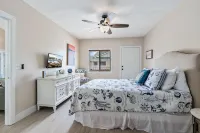 Walk to the beach, shopping, restaurants, and more!! ❤️💛💚