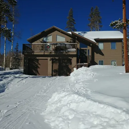 Beautiful Mountain views, 5 ski areas, Nat'l forest hiking, biking, lakes.