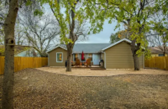 Lone Star Guest Haus BnB in downtown NBTX. Hotels near Landa Park