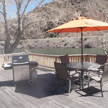 Comfy, charming cabin on the Salmon River a few miles from Gold Bug Hot Springs