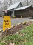 🌟Cozy Mountain Cottage w/ Hot Tub & Porch Swing Bed🌟