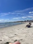 Sunny 2-bedroom beach cottage, walk to beach!