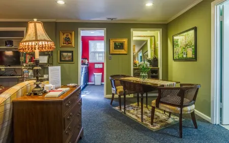 Studio Home, Walk to Downtown Franklin, Pets, Big Yard & Operated by Locals