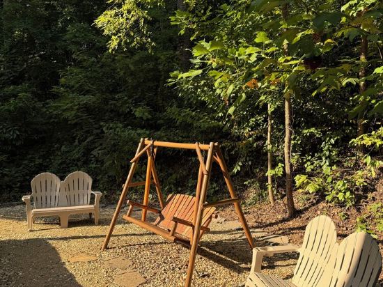 Unique Peaceful- Romantic, Private Pool, Fireplace, AC-Wifi, Delightful Smokies!