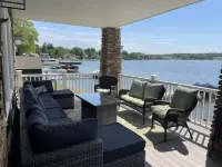 Stunning Lakefront Family Friendly getaway