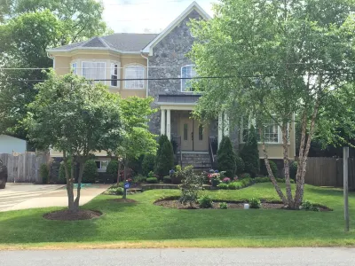 Luxury huge Victorian Villa 7000 sq ft. 15 min to DC. Sleeps 27 guests. Hotels in 