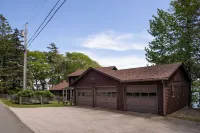 Starlight Deck House: Village house