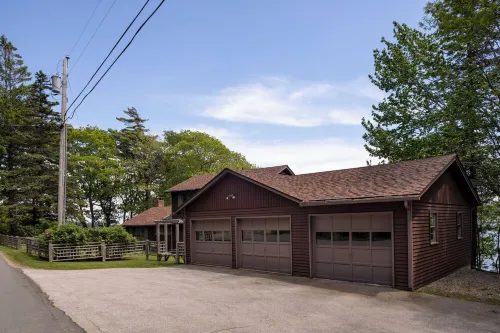 Starlight Deck House: Village house