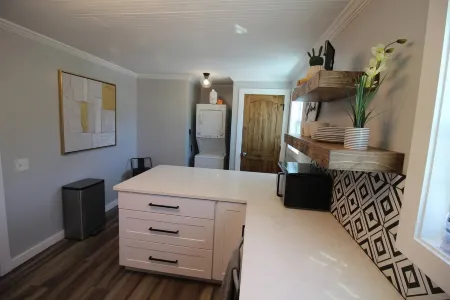 14 Tranquil Detached Duplex - 3 miles from DT GVL Отели в г. Джадсон