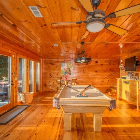 Awesome Mountain Views. Minutes to Nat’l Park. Dog Friendly! Sleeps up to 8.