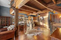 NEW! Laughing Moose Lodge. Stunning Mtn Views, Fireplace, Billiards, Hot Tub.