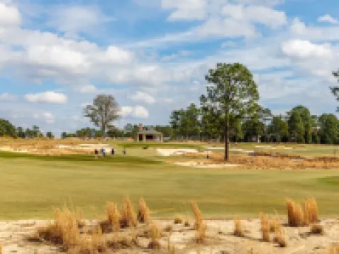 5 minute walk to Pinehurst Resort - Perfect 2BR Condo for buddies golf trip Hotels in Pinehurst