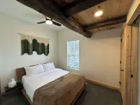 Brewery Bungalow w/ Hot Tub and Seneca Lake Views. Hotels in Hector