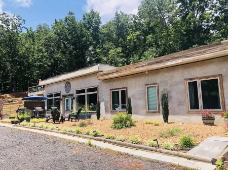 Hilltop Terrace 2 Br,1.5 BA Guest Apartment 1.5 Miles from I-75.