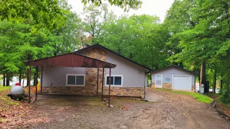 Waterfront with Sandy Beach on Lake Eufaula Отели в г. Мак-Интош