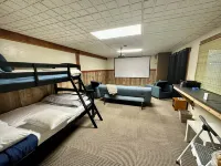 River Haven: Hot Tub, Outdoor Lounge, Walk to Beach