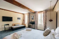 Castel de Tres Girard Hotels in Chambolle-Musigny