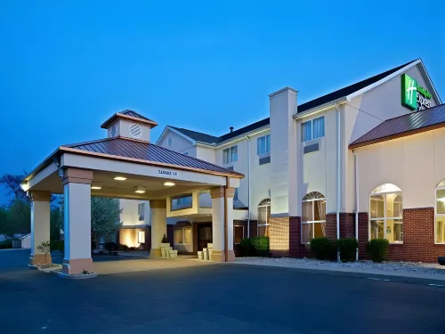 Comfort Inn & Suites Sharonville - Cincinnati North Hotels in Woodlawn