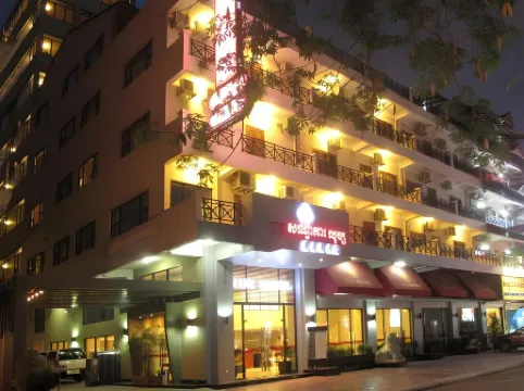 Lux Riverside Hotel & Apartment Отели рядом с достопримечательностью «Ночной рынок Пном Пен»