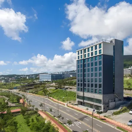 Jeju Pureun Hotel Отели рядом с достопримечательностью «Парк развлечений Seri World»