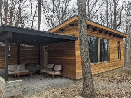 Modern Cloudland Cabin, 1.5 miles of private trails through 10 acres of woodland